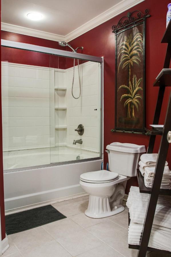 Vacation Home 5 Mins To Down Town 2 Bedrooms 2 Baths Garden Area Hot Tub แนชวิลล์ ภายนอก รูปภาพ